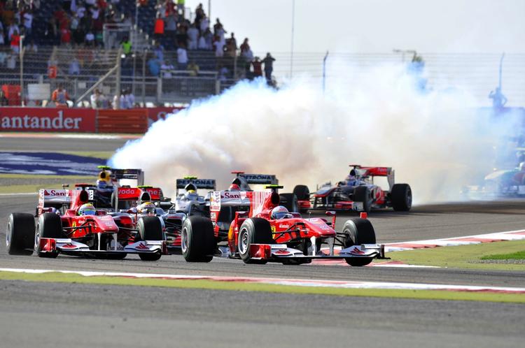 Sæsonstart. Der var action allerede på den første af de i alt 49 omgange i Bahrain. 