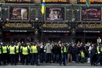 Opvarming. 200-300 brøndby-fans varmer op på stamværtshuset Rosie McGee's på Vesterbrogade. 