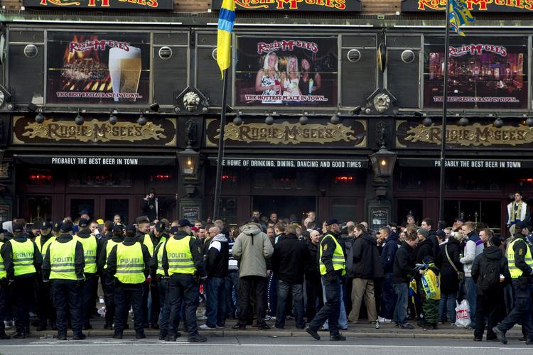 Opvarming. 200-300 brøndby-fans varmer op på stamværtshuset Rosie McGee's på Vesterbrogade. 