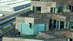 Kærtegn. I filmen 'My Playground' hopper unge mennesker rundt i byrummet i Kina, Japan, USA, England og  Danmark. På billedet er  medlemmer af Team JiYo på vej ned  ad Bjerget i Ørestad. Foto fra filmen 