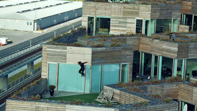 Kærtegn. I filmen 'My Playground' hopper unge mennesker rundt i byrummet i Kina, Japan, USA, England og  Danmark. På billedet er  medlemmer af Team JiYo på vej ned  ad Bjerget i Ørestad. Foto fra filmen 