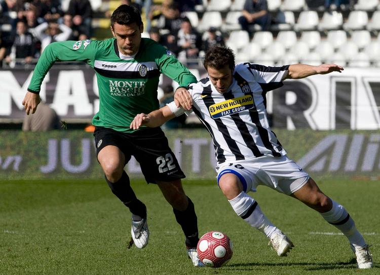kassemester. Alessandro Del Piero (til højre) scorede sit mål nummer 300 og 301 i kampen mod Siena, men måtte alligevel gå fra banen med blot et point. 
