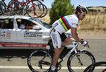 Regnbuetrikot. Cadel Evans luftede VM-trøjen hjemme i Asutralien i januar. Nu kører han på de italienske landeveje. Arkivfoto. 