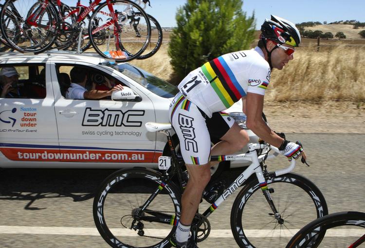 Regnbuetrikot. Cadel Evans luftede VM-trøjen hjemme i Asutralien i januar. Nu kører han på de italienske landeveje. Arkivfoto. 