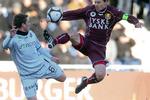 fodboldballet. FC Nordsjællands anfører, Nikolai Stokholm. i en flyvende duel med Kasper Lorentzen. 