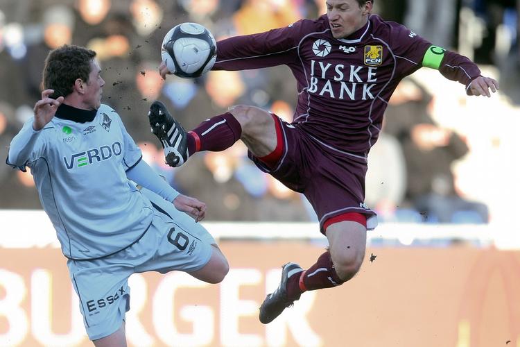 fodboldballet. FC Nordsjællands anfører, Nikolai Stokholm. i en flyvende duel med Kasper Lorentzen. 