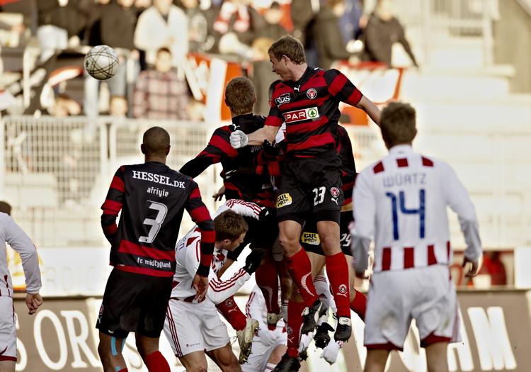 100. For tredje gang i årets to Superligakampe scorede Frank Kristensen på hovedstød. 