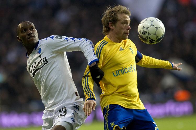 pointløs. Trods en god indsats af Michael Krohn-Dehli, her i duel med Atiba Hutchinson, måtte Brøndby se sig besejret for fermte gang i seks kampe. 