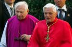 Broderligt. Pave Benedikt (th) med sin bror, Biskop Georg Ratzinger, der har indrømmet brug af fysisk afstraffelse indtil 1980. 