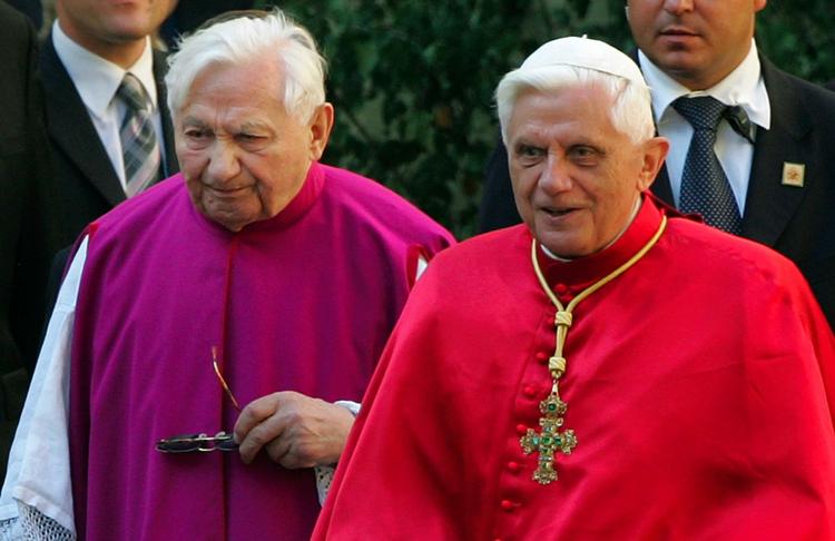 Broderligt. Pave Benedikt (th) med sin bror, Biskop Georg Ratzinger, der har indrømmet brug af fysisk afstraffelse indtil 1980. 