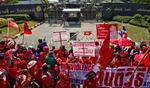 Protest. Tusinder af demonstranter har taget opstilling uden for den kaserne nord for Bangkok, hvor Thailands premierminister Abhisit Vejjajiva har søgt ly. 