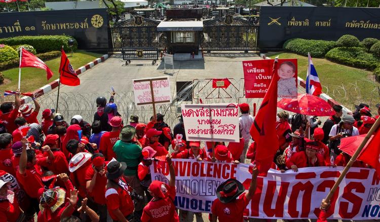 Protest. Tusinder af demonstranter har taget opstilling uden for den kaserne nord for Bangkok, hvor Thailands premierminister Abhisit Vejjajiva har søgt ly. 