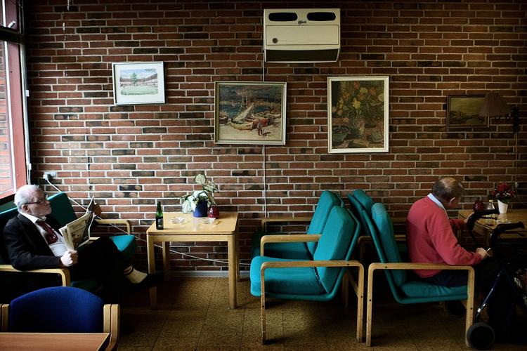 Velfærdsnedtur. Mandag Morgen offentliggør i dag en undersøgelse, som viser, at offentlige ledere for alvor er ramt af krisebevidsthed. De mener, det er hurtige og store reformer, der er brug for, hvis fremtidens velfærd skal sikres. 