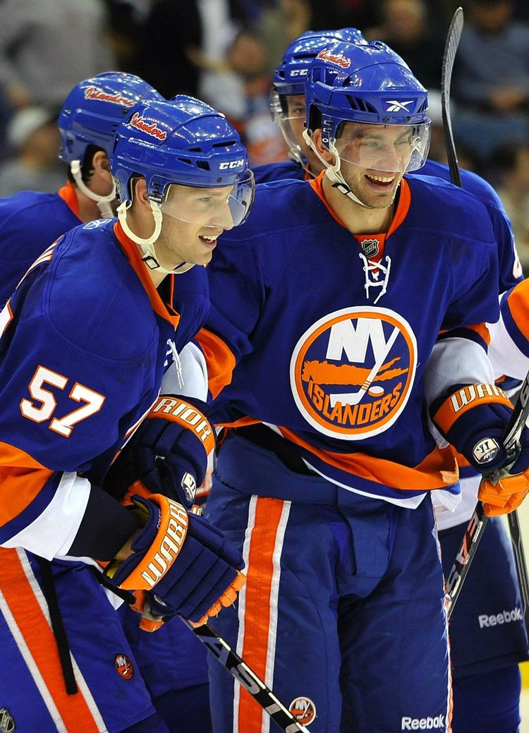 farlig. Frans Nielsen (th) fejrer sit mål for New York Islanders i går mod Toronto Maple Leafs. 