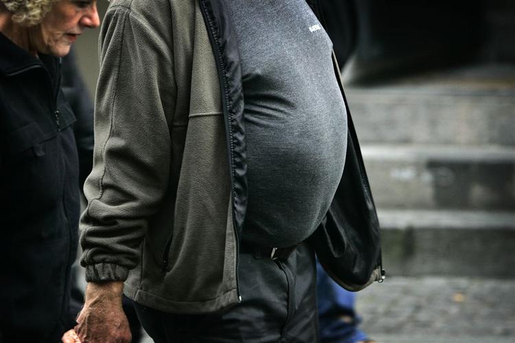 Overvægtige mænd har sværere ved at få børn, antyder ny forskning. 