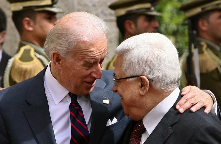 Under sit besøg i Mellemøsten mødte Joe Biden  den palæstinensiske premierminister, Mahmoud Abbas. USA er for venlig over for palæstinenserne, mener den israelske lobby. 