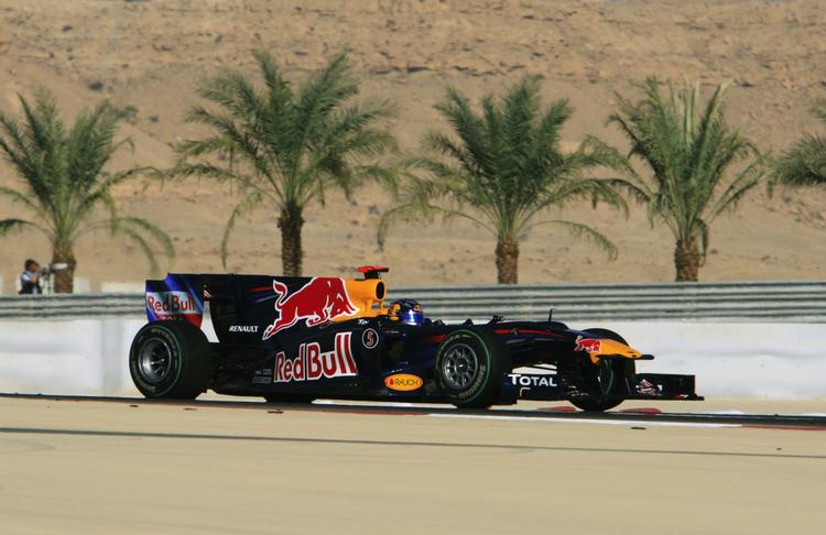 tændrørsproblemer. Selv den bedste kører er afhængig af materiellet, når der køres Formel 1-ræs. Sebastian Vettel førte længe i gårsdagens løb i Bahrain, men måtte i pit for at få skiftet tændrør. 