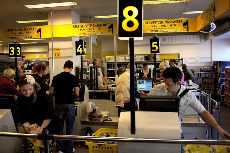 Overskud. Kasseapparaterne gløder hos Dansk Supermarked - her hos Netto. Arkivfoto. 