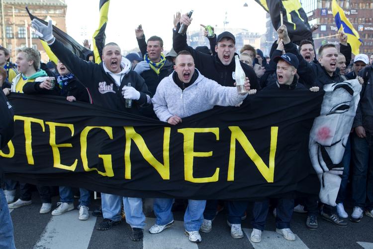 Kampklar. Fodboldtilhængere fra Brøndby på vej til superligkamp mod F.C. København i Parken. Senere kom det til slagsmål mellem fansene. 