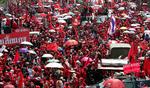 Masseprotest. Tusinder af demonstranter forsamlet i dag uden for den kaserne i en forstad til Bangkok, hvor regeringschefen Abhisit har søgt tilflugt. 