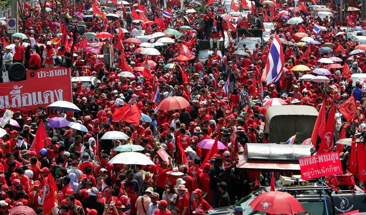 Masseprotest. Tusinder af demonstranter forsamlet i dag uden for den kaserne i en forstad til Bangkok, hvor regeringschefen Abhisit har søgt tilflugt. 