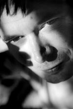 TÆFT. Ian Rankin er tilbage efter at have sendt John Rebus på pension. Og 'Mellem venner' er absolut en værdig efterfølger. 