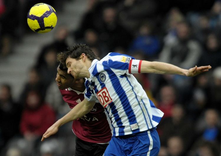 slagsmål. På banen var det lidt mere fredeligt end på lægterne, da Hertha Berlin tabte 2-1 til Nürnberg. Arkivfoto. 