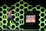Spilkrop. Grundideen bag Microsofts Project Natal er, at spil ikke længere skal styres med uintuitive knapper eller vip af joystick, men i stedet mere naturligt med hele kroppen og ens fagter, mimik eller stemme. Foto: Casey Rodgers/AP Images for XBox 