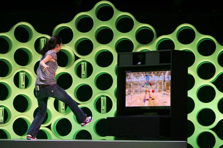 Spilkrop. Grundideen bag Microsofts Project Natal er, at spil ikke længere skal styres med uintuitive knapper eller vip af joystick, men i stedet mere naturligt med hele kroppen og ens fagter, mimik eller stemme. Foto: Casey Rodgers/AP Images for XBox 