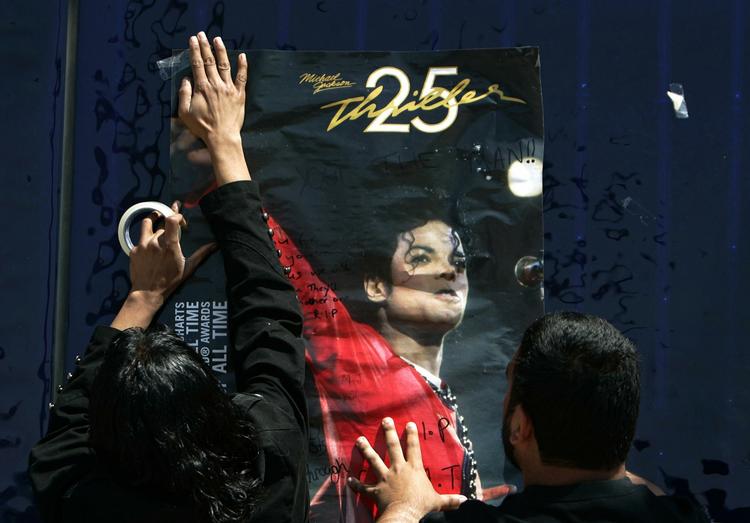 Guldgrube. Michael Jackson døde 25. juni sidste år. Nu skal der blandt andet laves en cd med ikke tidligere udgivne numre. (Arkivfoto) 