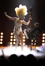 brit_awards_gaga_19-02-2010_TK906V8.jpg