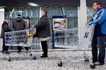 Kort. Normalt er det et dankort, danskerne trækker op af tegnebogen, når der skal hæves penge. Nu skifter mange imidletid til en ny type betalingskort, hvor man ikke kan hæve mere, end der står på kortet.  Foto: Finn Frandsen 