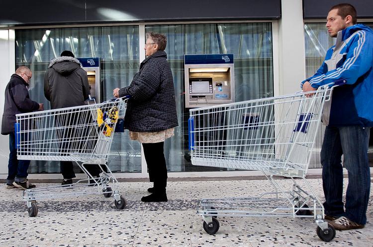 Kort. Normalt er det et dankort, danskerne trækker op af tegnebogen, når der skal hæves penge. Nu skifter mange imidletid til en ny type betalingskort, hvor man ikke kan hæve mere, end der står på kortet.  Foto: Finn Frandsen 