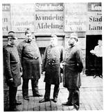 panserbasser. Kommunale politifolk foran H.C. Hagers Fæstekontor, Klosterstræde 20 i København, cirka 1895. 
