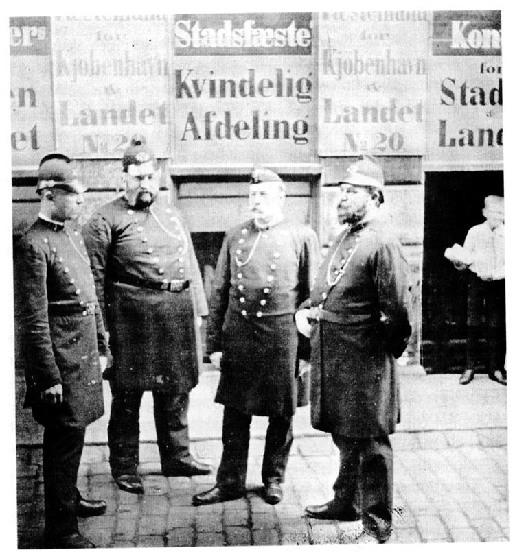panserbasser. Kommunale politifolk foran H.C. Hagers Fæstekontor, Klosterstræde 20 i København, cirka 1895. 