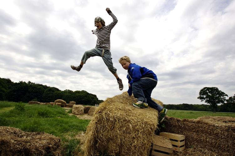 Børn fra Helsingør Lilleskole, Jacob Mathisen Borch Smith og Christoffer Göttshe Nielsen (tv), leger på halmballer. Drengne har tydeligvis ikke problemer med deres motorik. 