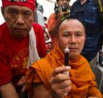 BLODPROTEST.  Aktivisterne regner med at samle 1.000 liter blod ind, som de kan smide på regeringstrappen i Bangkok. 