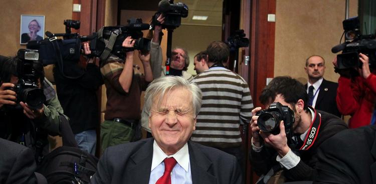 Krisepakke. Præsidenten for Den Europæiske Centralbank, Jean-Claude Trichet, deltog i det uformelle møde mellem eurolandendes finansministre i går aftes. Det vides ikke, hvorfor han lukker øjenene så hårdt i. 
