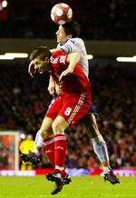 Fight. Steven Gerrard (i rødt) og Michael Brown havde flere tætte dueller i kampen på Anfield. 
