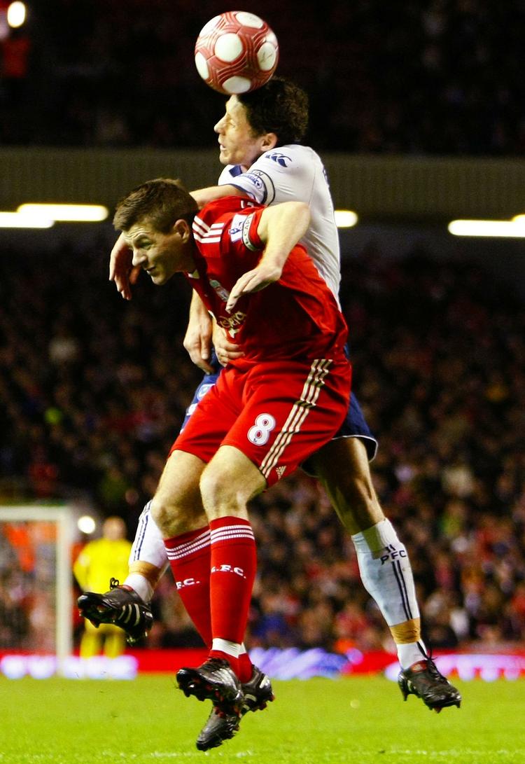 Fight. Steven Gerrard (i rødt) og Michael Brown havde flere tætte dueller i kampen på Anfield. 