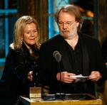 halloffame. Benny Andersson og Anni-Frid Lyngstad på scenen i New York. Agnetha Fältskog og Björn Ulvæus udeblev fra showet. 