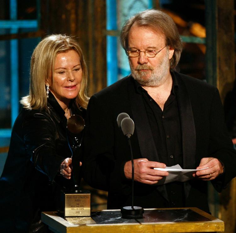 halloffame. Benny Andersson og Anni-Frid Lyngstad på scenen i New York. Agnetha Fältskog og Björn Ulvæus udeblev fra showet. 