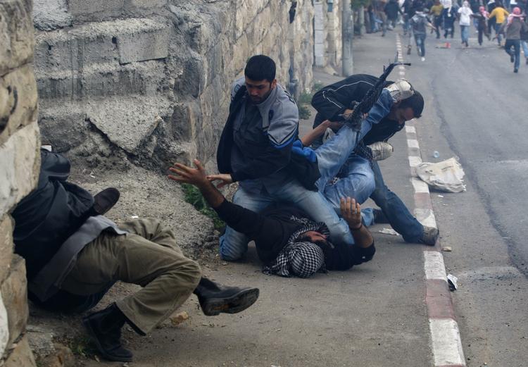 Oprør Israelske civilbetjente er massivt til stedet i Østjerusalem, hvor palæstinensere kæmper med israelske styrker. 
