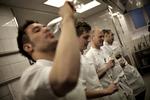 Kokkene på AOC fejrer deres michelinstjerne i dag med champagne. 