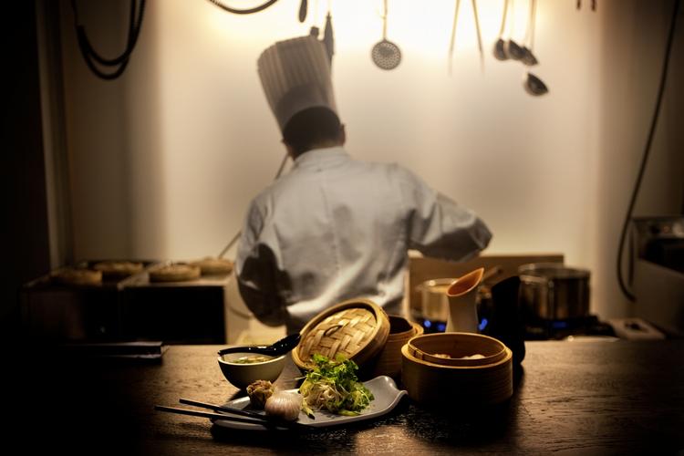 Den kinesiske Dimsum er kommet med i årets michelinguide. Og selv om det blot er på adresselisten og ikke med stjerne eller en Bib Gourmand, er indehaver Henrik Yde-Andersen begejstret for signalværdien: det asiatiske køkken vinder frem og har fået status. 