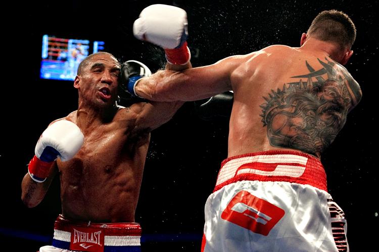 skadet. André Ward rammes under kampen mod Mikkel Kessler. Arkivfoto. 