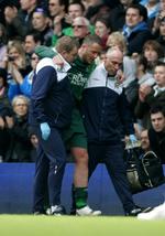 ude. Blackburn Rovers-målmand Paul Robinson hjælpes fra banen med en rygskade under kampen mod Tottenham. Arkivfoto. 