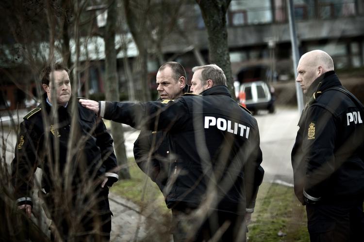 Knivoverfald. Politifolk ved Herlev Gymnasium i eftermiddag. 