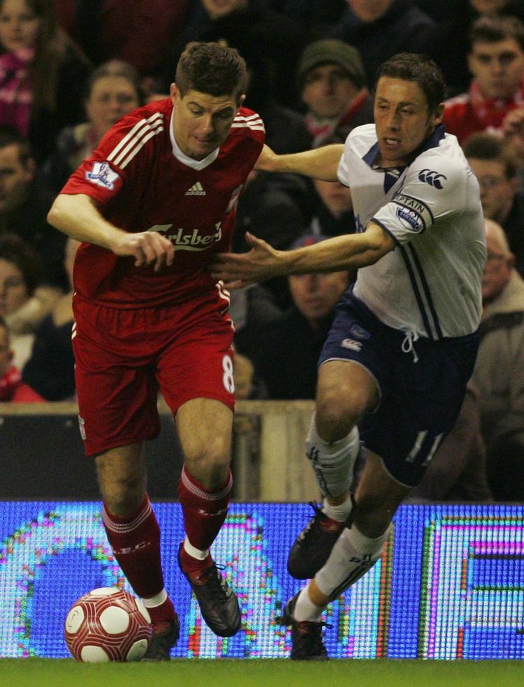 dueller. Portsmouths Michael Brown (th) er kendt som en kontant spiller. Han havde i kampen mod Liverpool flere hårde nærkampe med Steven Gerrard. 