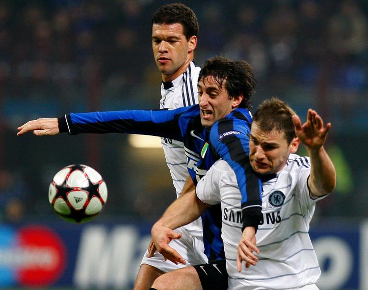 stormøde. En af de europæiske giganter forsvinder fra Champions League i aften, når Inter besøger Chelsea i en returkamp efter 2-1 til Inter i første opgør. Arkivfoto. 